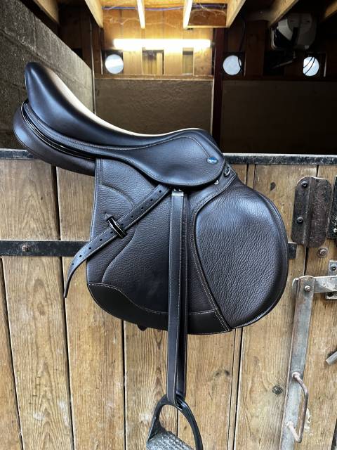 Selle Ikonic  Hybride jump taille 17
