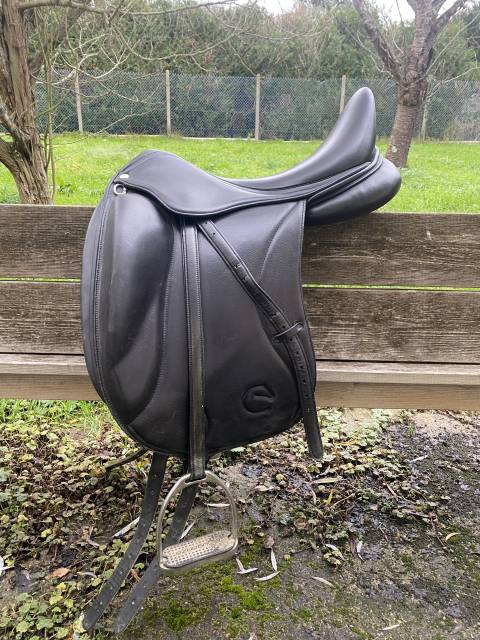Selle de dressage noire