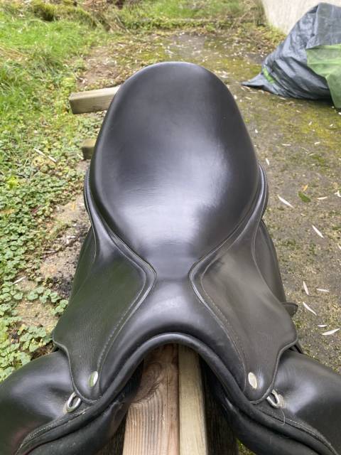 Selle de dressage noire