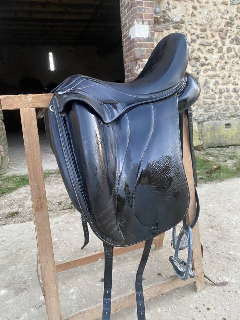 A VENDRE : SELLE DE DRESSAGE ANTARÈS 