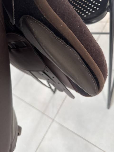 Selle Norton randonnée 18” synthétique – État neuf –