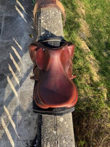 Cavalier vend selle DEVOUCOUX CHIBERTA O + sangle 