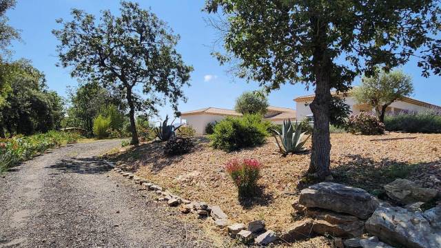 83 - DOMAINE EQUESTRE - MAISON - PISCINE- ECURIES 