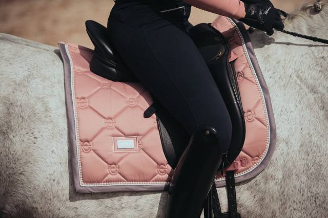 Tapis de selle pink pearl dressage - Equestrian stockholm - tissu déperlant