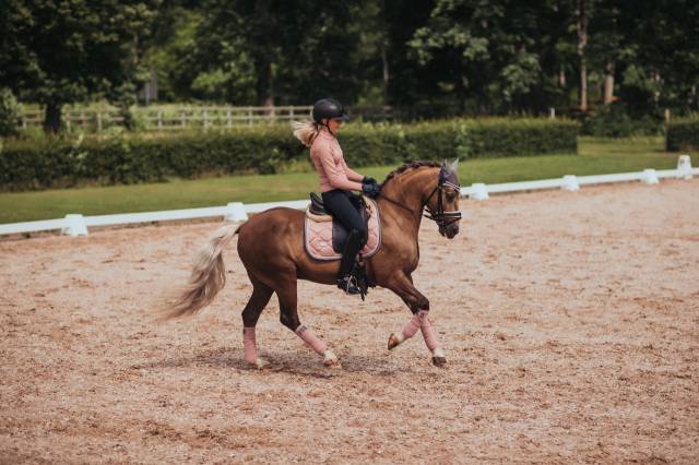 Tapis de selle pink pearl dressage - Equestrian stockholm - tissu déperlant