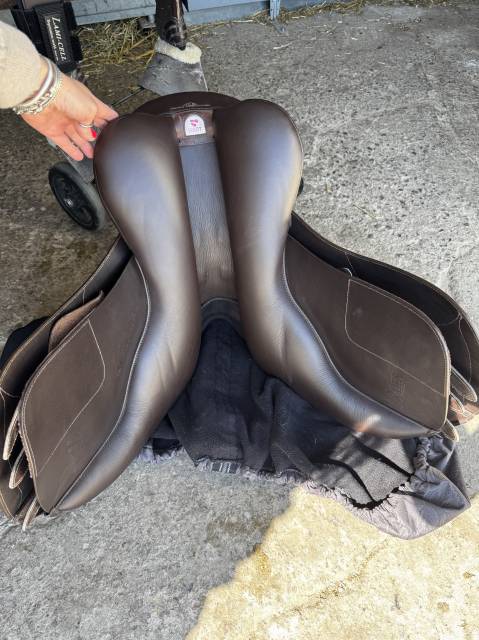 Selle mixte Bates 17 pouces totalement modifiable