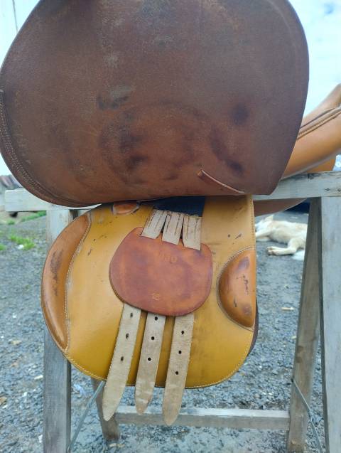 Selle en cuir 17 pouces sans marque