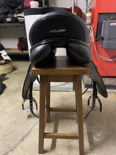 Selle dressage 17,5 siège creux gros taquet noir