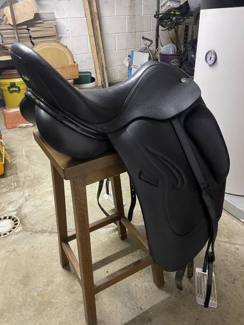 Selle dressage 17,5 siège creux gros taquet noir