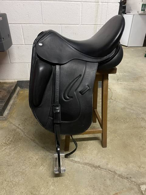 Selle dressage 17,5 siège creux gros taquet noir