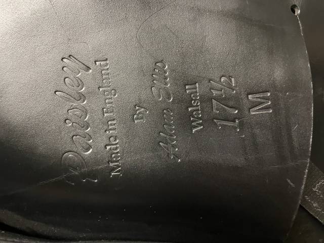 Selle dressage 17,5 siège creux gros taquet noir