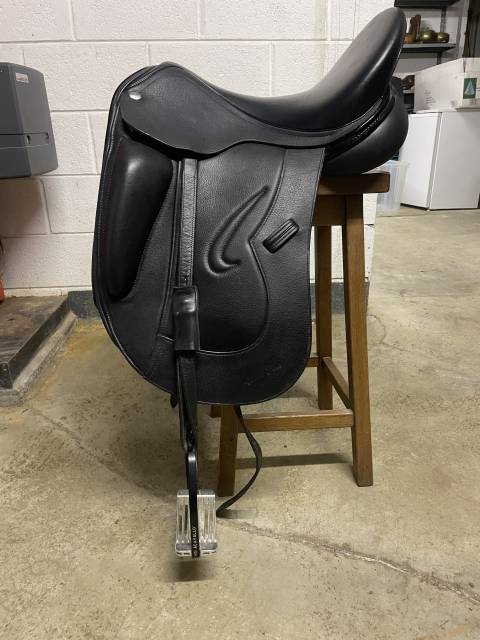 Selle dressage 17,5 siège creux gros taquet noir
