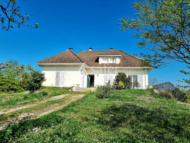 Dans les coteaux du Bas Quercy 2 maisons et dépendances sur 17