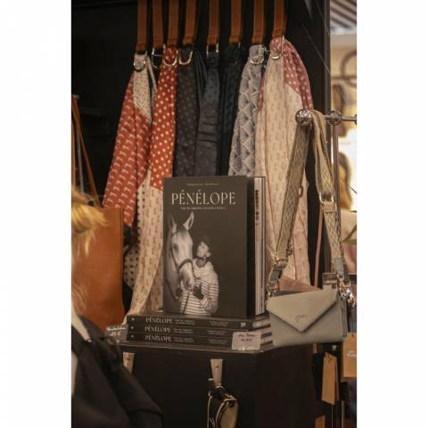 Porte foulard en cuir - Pénélope collection