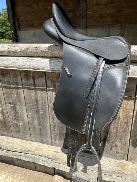 Selle synthétique noir  Wintec dressage 17’