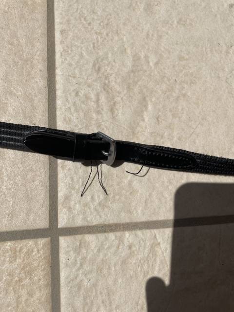 Paire de rênes noir avec annaux d'enrênements poney