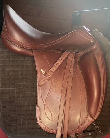 Selle Equipe Olympia Dressage. Très peu utilisée.