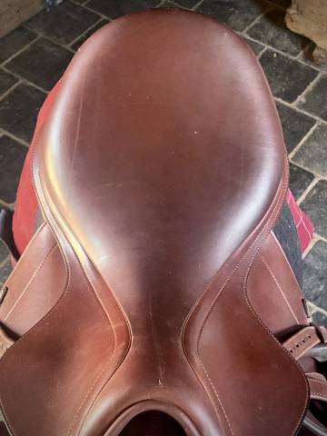 Selle Equipe Olympia Dressage. Très peu utilisée.