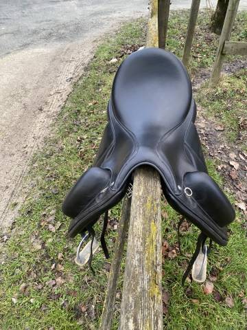 Selle de dressage Forestier  Aachen   Taille 17  Très bon état 