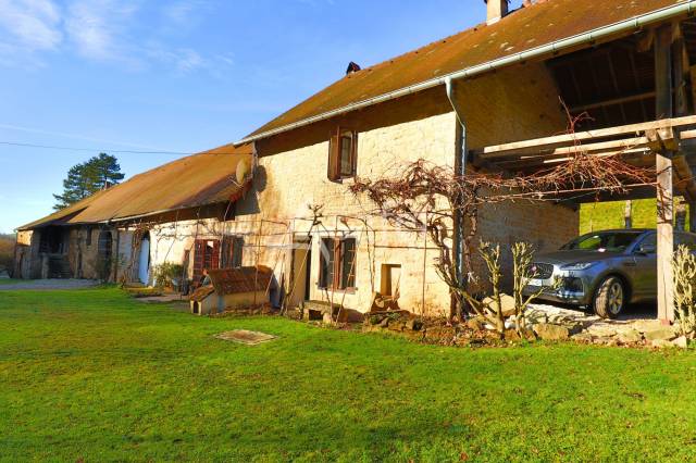 Propriete historique en pierre 44 hectares