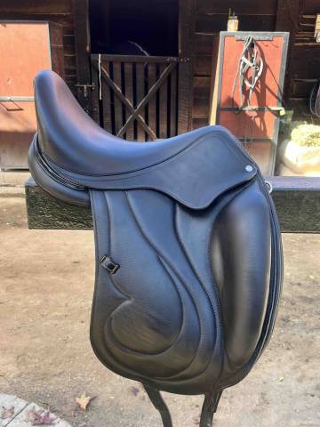 Selle dressage Antares modèle Cadence, monoflap, 17