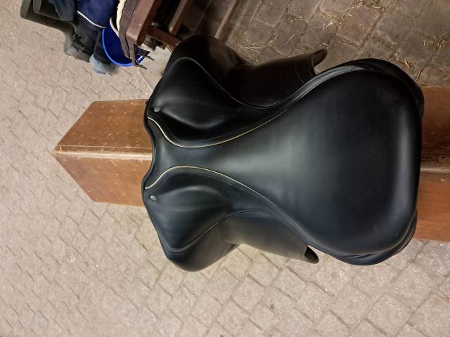 Selle dressage Childeric excellent état 