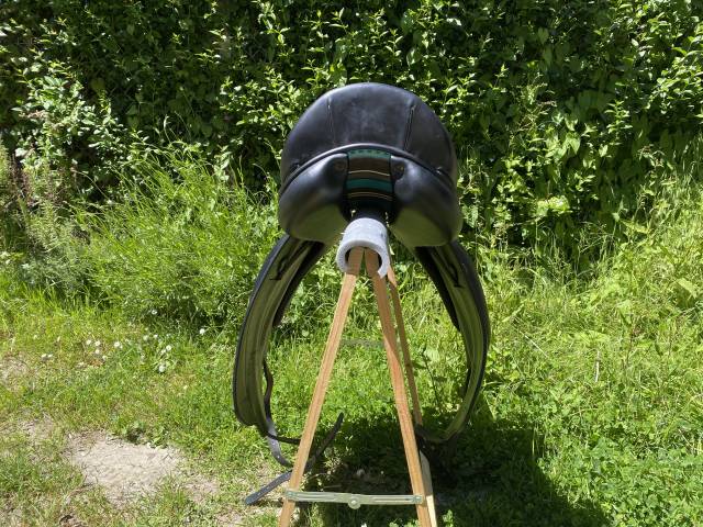 Voltaire Design - Selle Adelaide Noire 18"