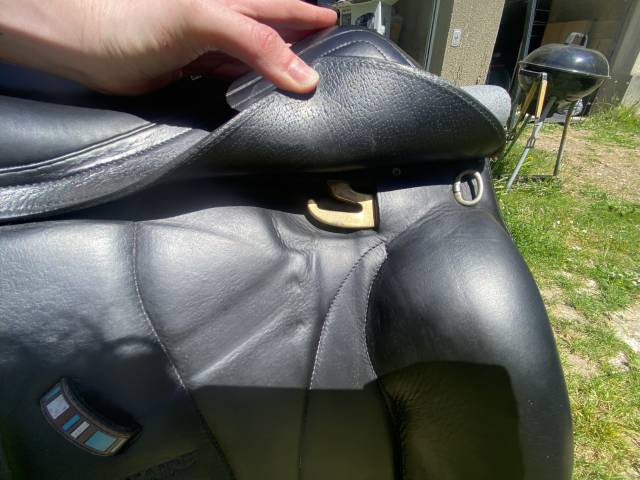 Voltaire Design - Selle Adelaide Noire 18"