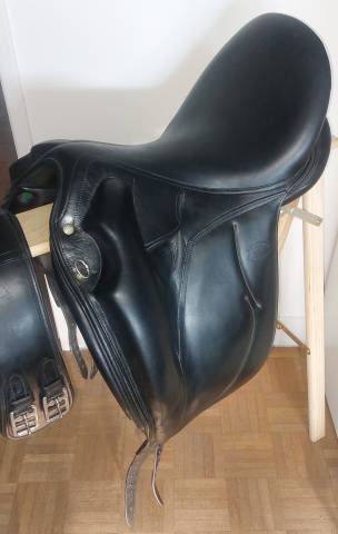 Superbe selle de dressage devoucoux