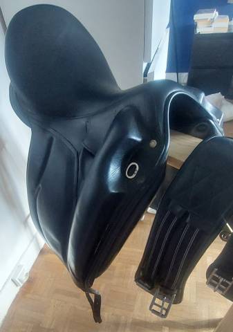 Superbe selle de dressage devoucoux