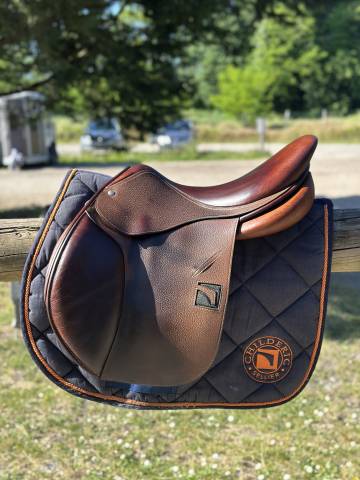 Selle Childeric de 2018, taille 17,5 marron logo noir.