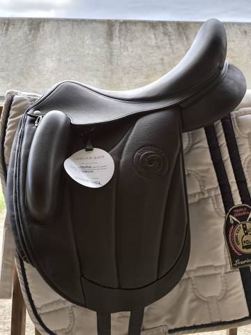 Selle de dressage Forestier Aachen 17" – état neuf