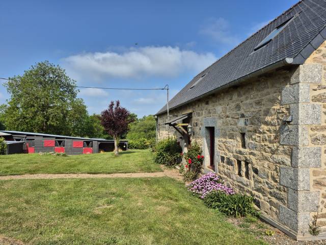 Deux maisons en pierres, carriere, 8 boxe et terrain