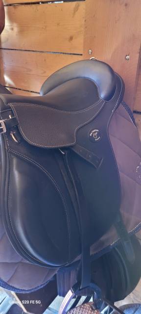  A vendre selle Guy Cantin en cuir noir 16'5