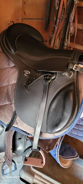  A vendre selle Guy Cantin en cuir noir 16'5