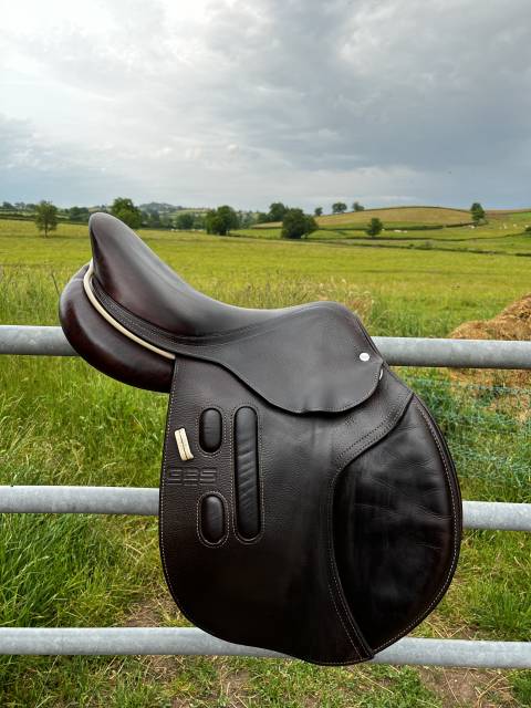 Vend selle GBS 17 pouces de 2021 avec protège selle et 
