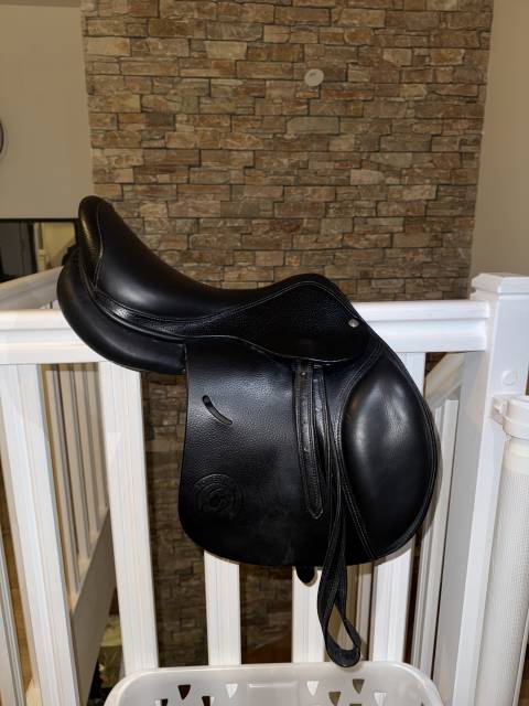 À vendre – Selle Forestier Club Junior 16” + accessoire