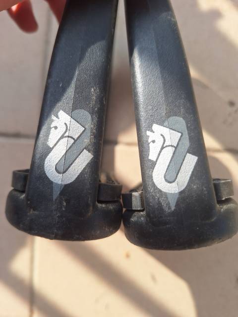 Etriers noirs COMPOSITE