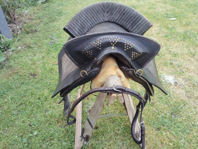 Selle portugaise 17 pouces noire 