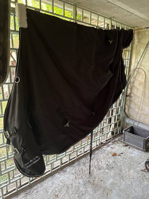 Couverture imperméable noire cheval 