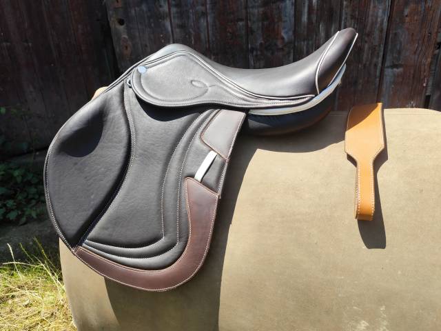 Selle EKUS F4 état neuf en 17,5" 