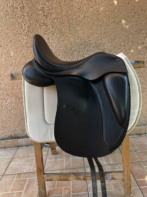 Selle de dressage 