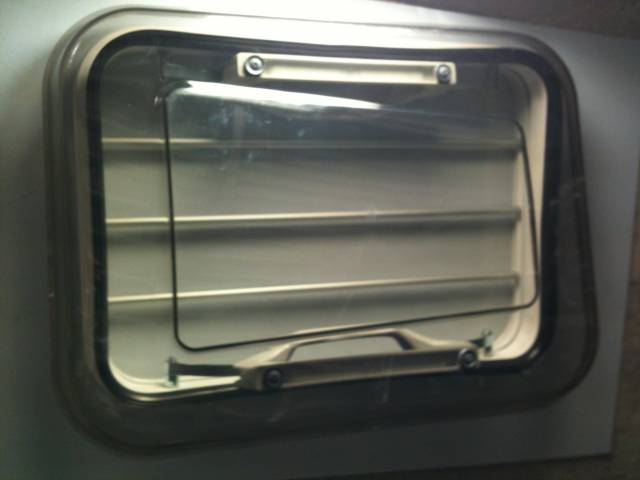 Lanterneau avec grille pour van et camion chevaux - 350 x 500 mm