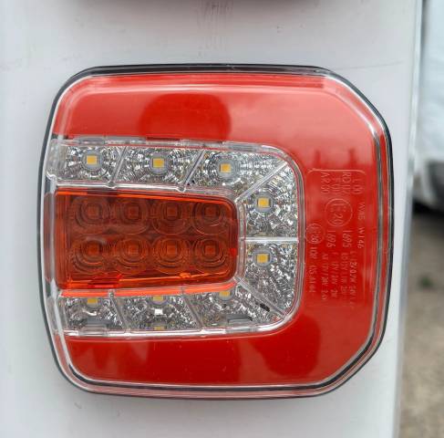 Feu arrière à leds vl chevaux 12/24 volts - homologué r10