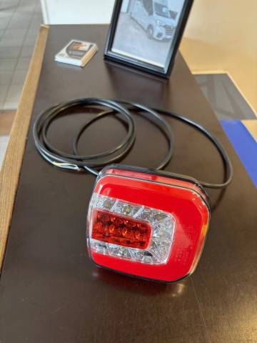 Feu arrière à leds vl chevaux 12/24 volts - homologué r10