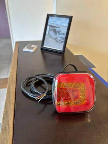 Feu arrière à leds VL chevaux clignotant - 12/24 volts