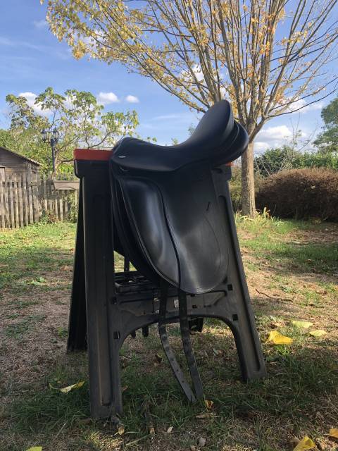 Selle de dressage Tekna 17,5 pouces 