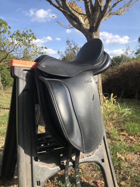Selle de dressage Tekna 17,5 pouces 