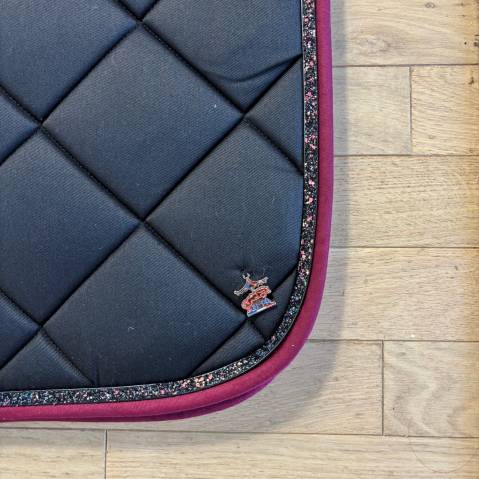 Tapis de selle matelassé noir avec galon bordeaux - Ju & Pa - liseré pailleté