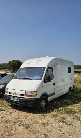 Renault Master aménagé transport chevaux